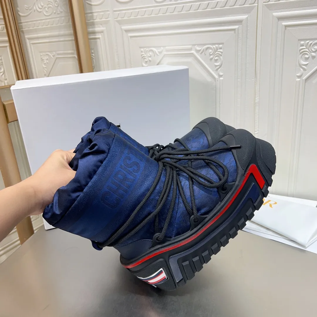 Men's shoes p600! The highest version on the market, Dior Dior's king style snow boots, ski boots, fat and cute, so cute →_→ from the DiorAlps limited series, unique. Shiny nylon Oblique print upper with criss-cross straps for an ideal fit. The technical fabric of the boot shaft, short-cut version, can be worn in the city or in the mountains. It makes the calf slimmer and taller, warm and concave. The boot shaft and sole are made of original waterproof padded lining. The embroidered fabric is original star ⭐ rubber non-slip thick sole and multi-module combination outsole. The size is 35-40. 41Customized